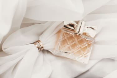 Czym pachniały księżne na swoich ślubach? Oto perfumy koronowanych głów! 121775
