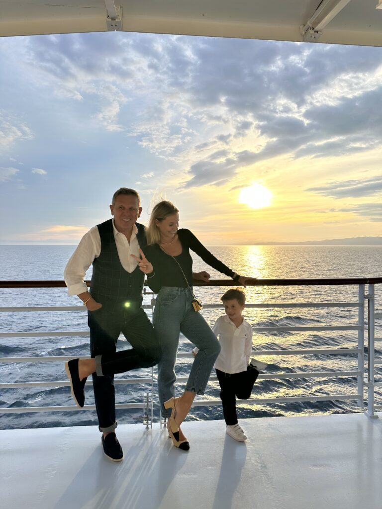 Izabela Janachowska z mężem i synem na statku
