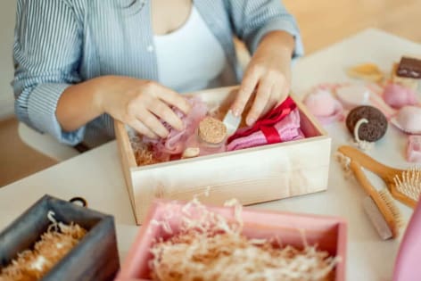 jak zapakować pieniądze na prezent, kobieta pakująca prezent