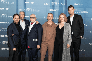Alt: Grupa osób na premierze serialu HBO Succession