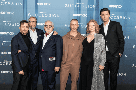 Alt: Grupa osób na premierze serialu HBO Succession