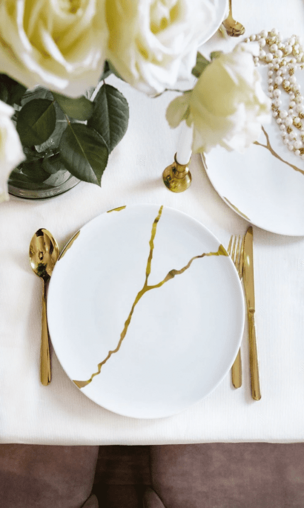 porcelanowy talerz ze złotymi zdobieniami