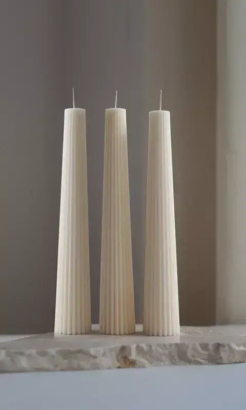 eleganckie białe świece, minimalistyczne świece