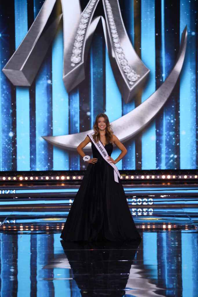 Pokaz sukien wieczorowych na gali Miss Polski