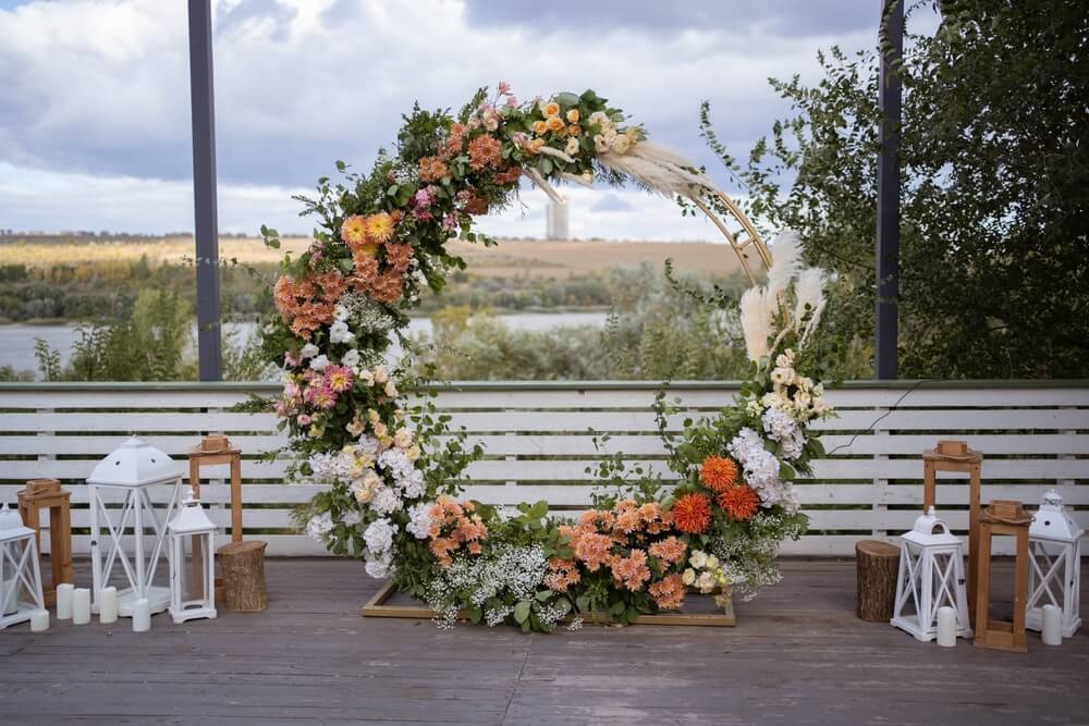 kwiatowe dekoracje na wesele