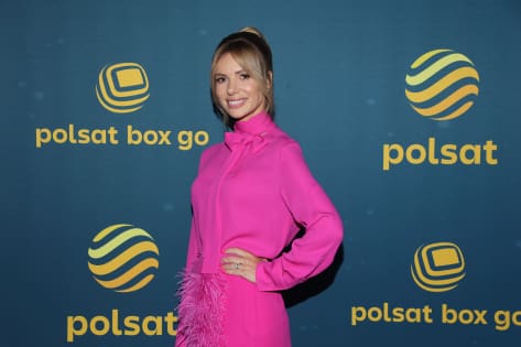 Osoba w różowej sukience na tle logotypów Polsat Box Go.