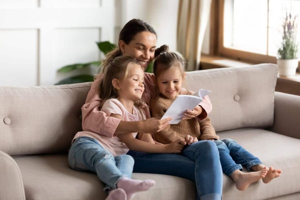 mama z córkami na kanapie czyta cytaty o dzieciach