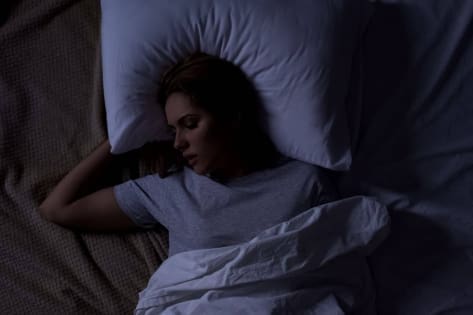 kobieta śpi w łóżku. Sennik: zdrada partnera