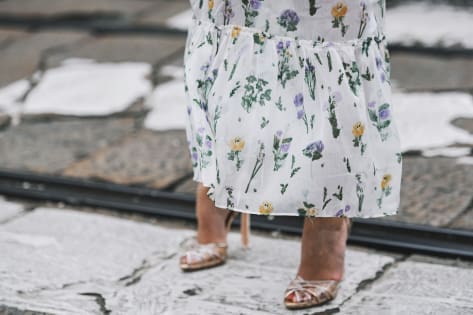 buty do wzorzystej sukienki złote sandałki