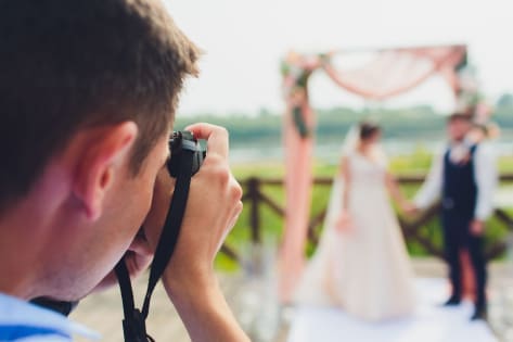 Pozowanie do zdjęć. Jak dobrze wyjść na fotografiach z rodzinnych uroczystości? 127715