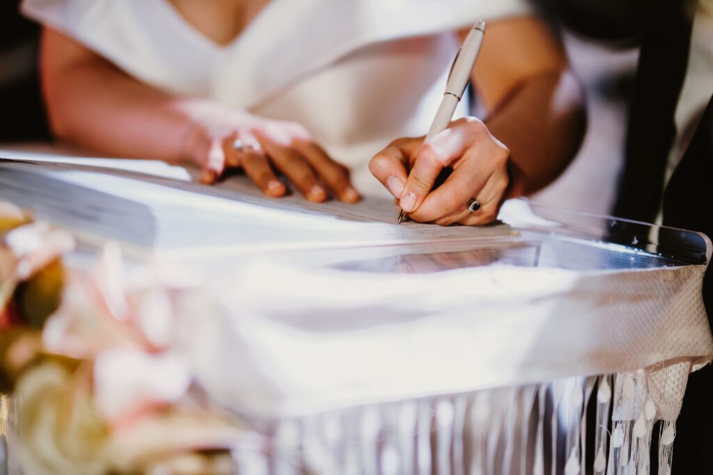 ślub konkordatowy podpisuje dokumenty po ceremonii