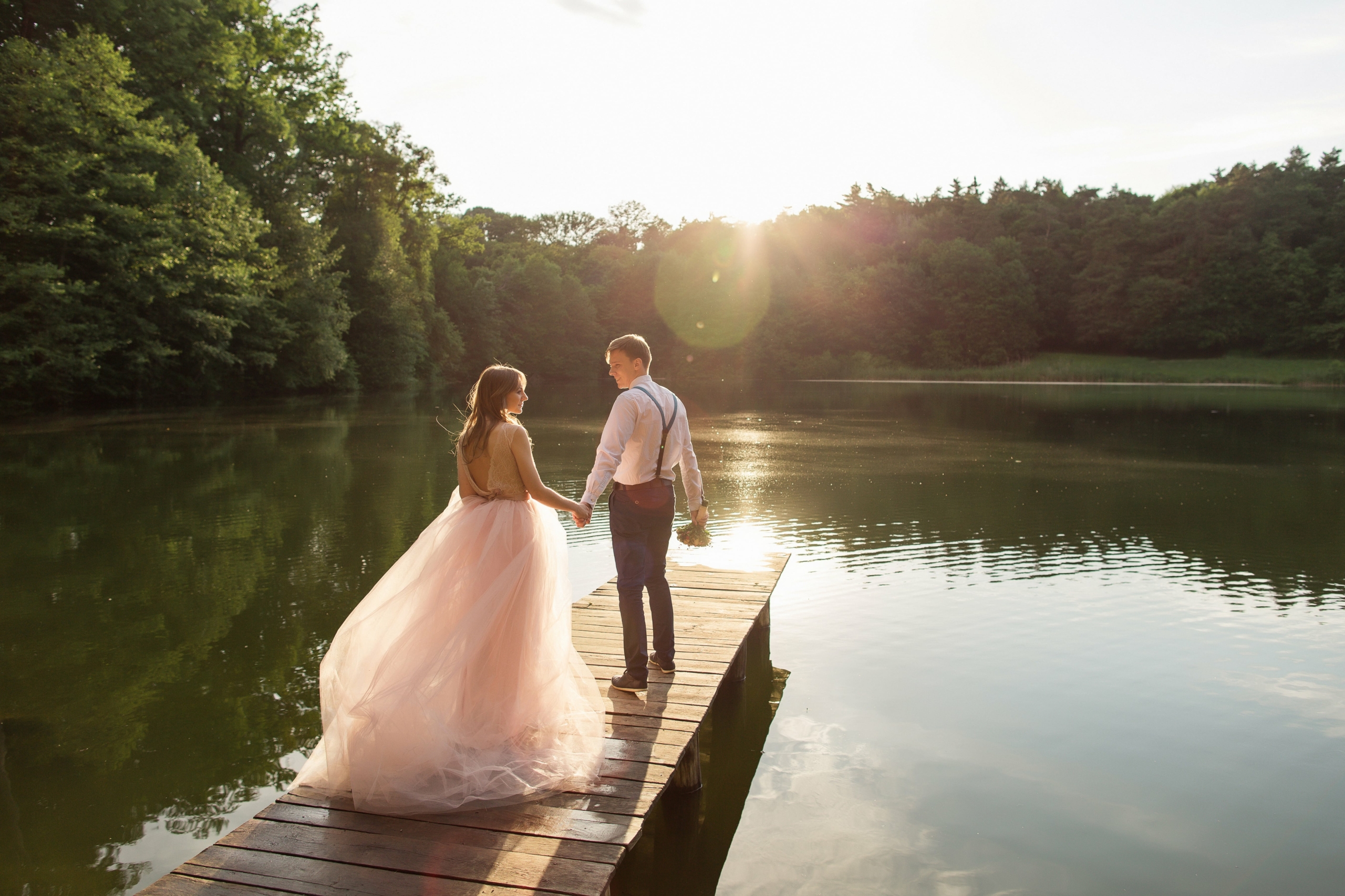 ślub nad jeziorem, para młoda zakochana nad brzegiem jeziora