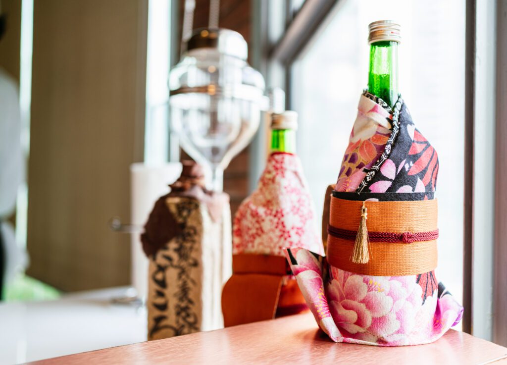 jak śmiesznie zapakować prezent butelki alkoholu owinięte w japońskie kimona