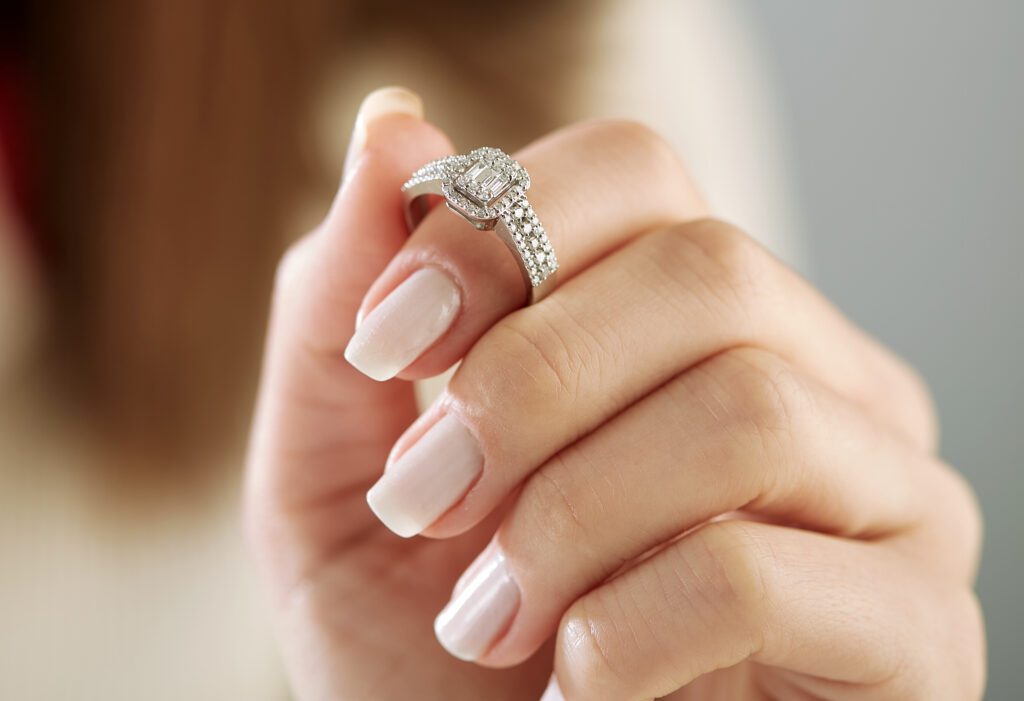 kobieta zastanawia się na której ręce nosi się pierścionek zaręczynowy