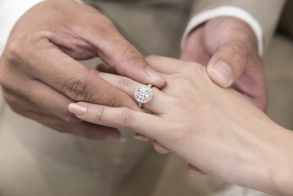 męzczyzna pokazuje kobiecie na której ręce nosi się pierścionek zaręczynowy