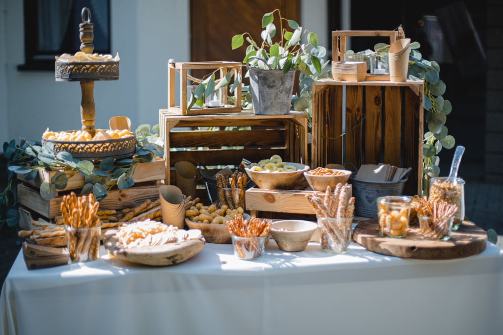 Wiejski stół na weselu – jak wprowadzić rustykalny urok do Twojej uroczystości?
