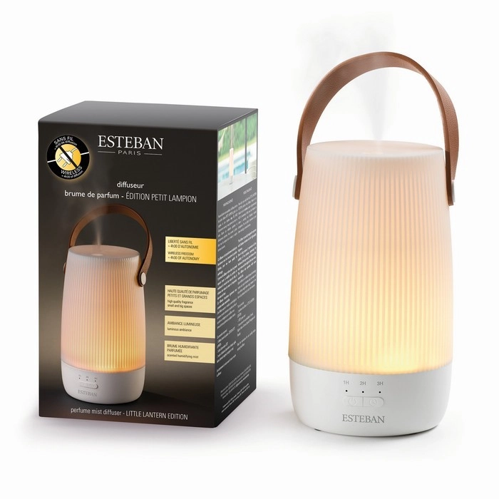 Perfume mist diffuser Esteban Paris Little Lantern Edition ze skórzanym uchwytem, obok oryginalne pudełko. Idealny do aromaterapii i dekoracji wnętrz.